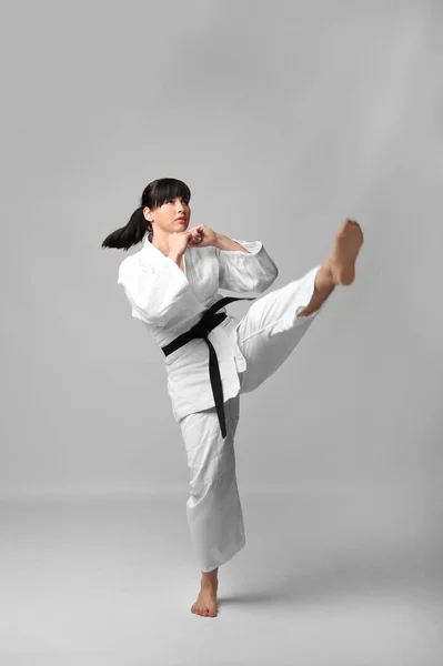 Mujer joven practicando karate — Foto de Stock