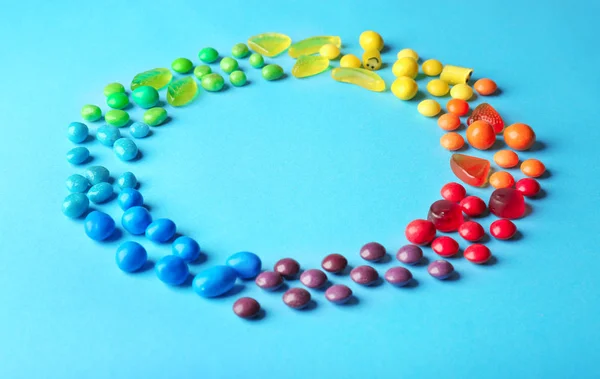 Kleurrijke snoepjes gerangschikt als cirkel — Stockfoto