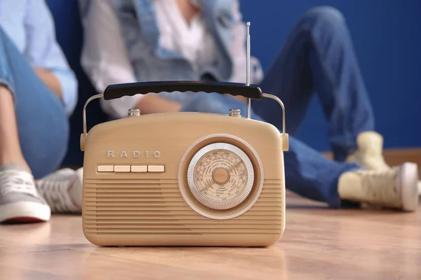 Rádio retrô e mulheres jovens dentro de casa — Fotografia de Stock