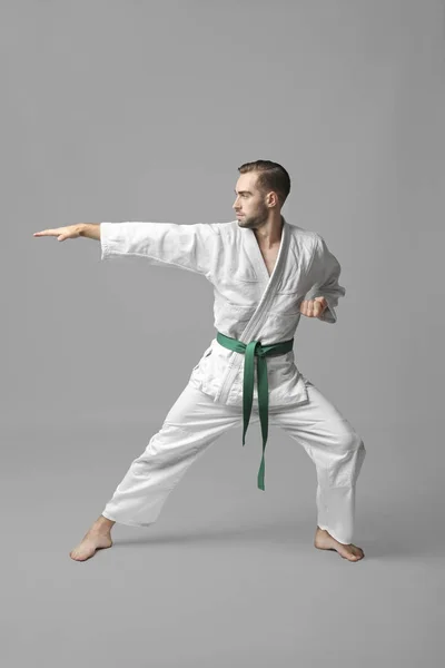 Ung man övar karate — Stockfoto