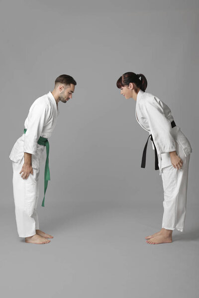 мужчина и женщина выполняют ритуальный поклон
 