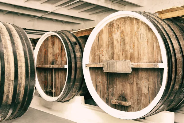 Barris de madeira com vinho na adega — Fotografia de Stock