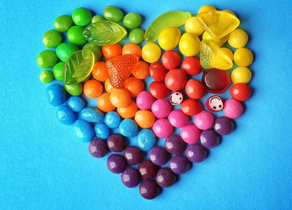 Bonbons colorés disposés comme coeur — Photo