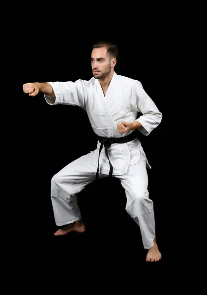 Mladý muž cvičí karate — Stock fotografie
