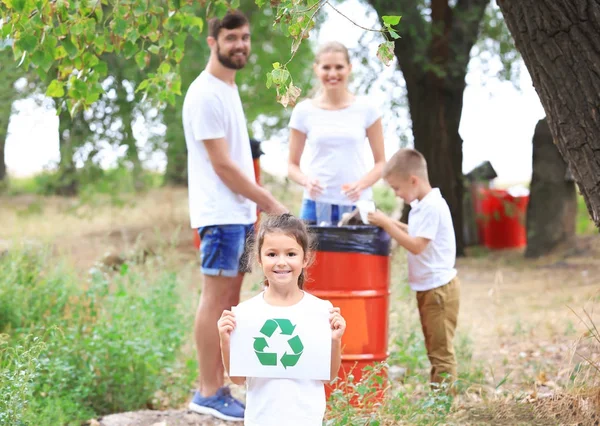 Família atirando lixo para o lixo ao ar livre. Conceito de reciclagem — Fotografia de Stock