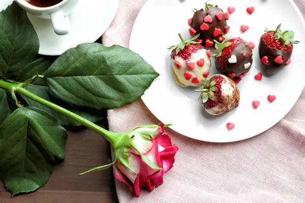 Vassoio con gustose fragole smaltate e bel fiore — Foto Stock