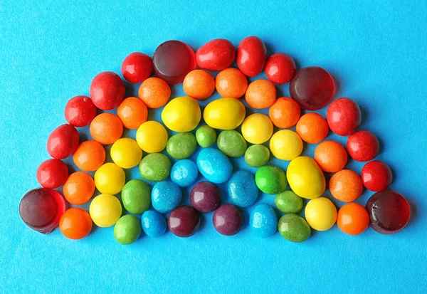 Bunte Bonbons als Regenbogen arrangiert — Stockfoto