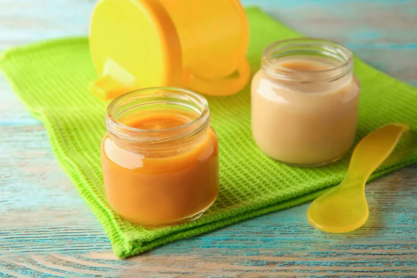 Potten van smakelijke babyvoeding op tafel — Stockfoto