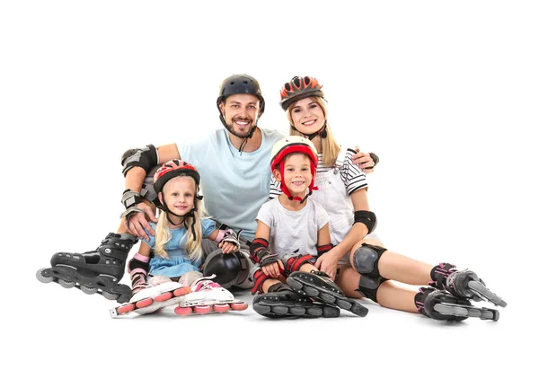 Coppia e bambini con pattini a rotelle su sfondo bianco — Foto Stock