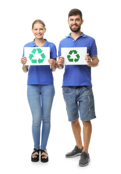 白い背景上のシンボルのリサイクル用紙を持って若いカップル — ストック写真