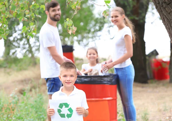 Familia tirando basura en la papelera al aire libre. Concepto de reciclaje — Foto de Stock