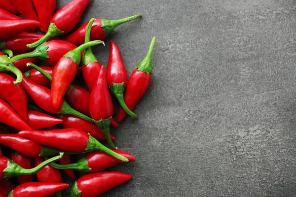 Červené chilli papričky na stole — Stock fotografie