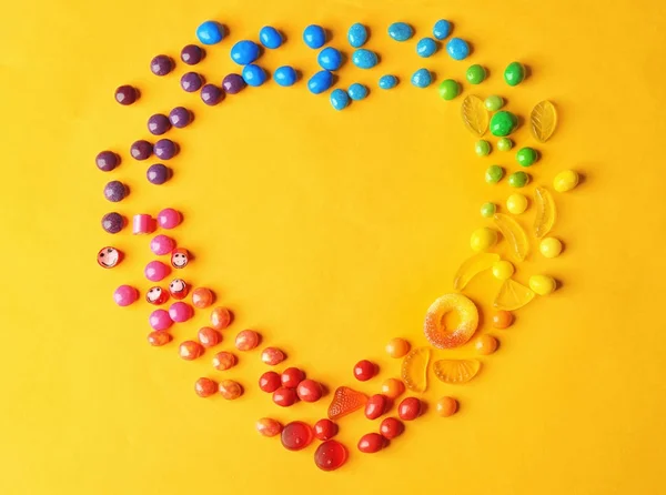 Bonbons colorés disposés comme coeur — Photo