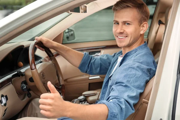 Araba sürücü koltuğunda genç adam