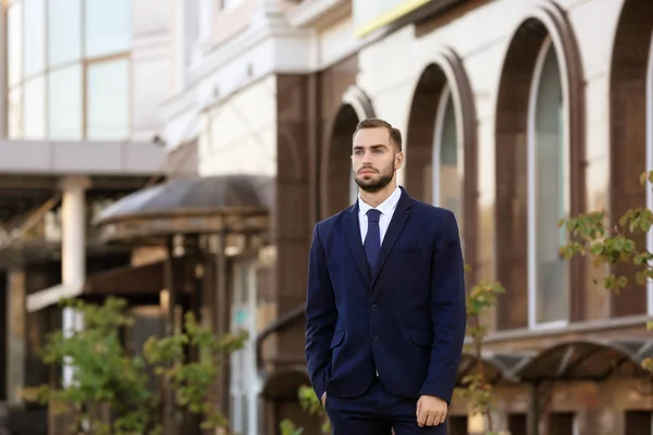 Schöner Mann im eleganten Anzug — Stockfoto