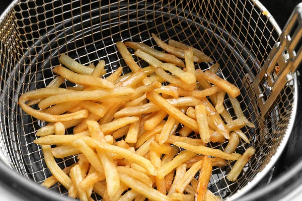 Matlagning smaskiga pommes frites i chip fritös — Stockfoto