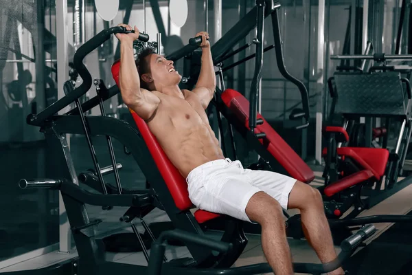 Joven deportista entrenando en el gimnasio — Foto de Stock