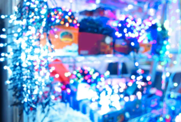 Vista turva de luzes de Natal brilhantes no centro comercial — Fotografia de Stock