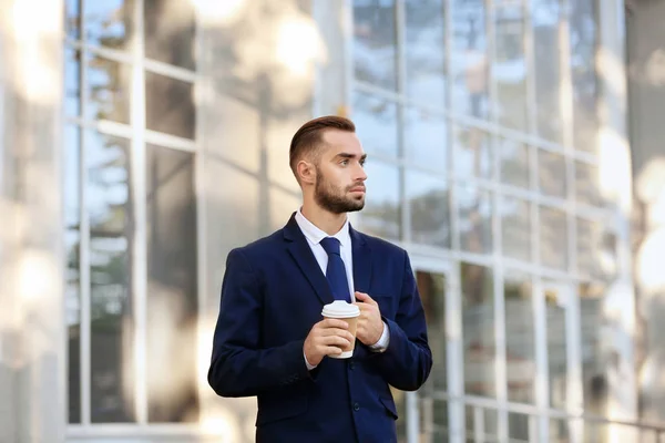 Bel homme en costume élégant, à l'extérieur — Photo