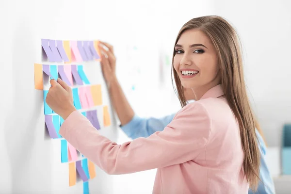 Jeunes belles femmes au bureau — Photo