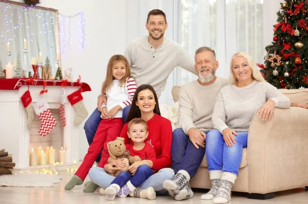 Ευτυχισμένη οικογένεια αναπαύεται στο δωμάτιο διακοσμημένο για τα Χριστούγεννα — Φωτογραφία Αρχείου