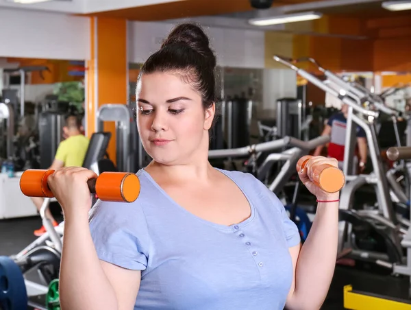 Overgewicht jonge vrouw opleiding — Stockfoto