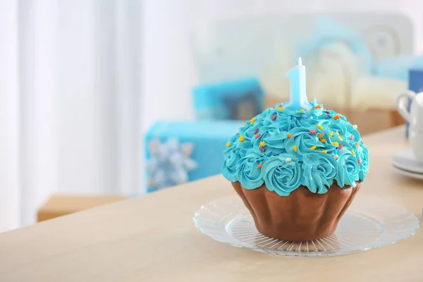Pastel con vela para el primer cumpleaños — Foto de Stock