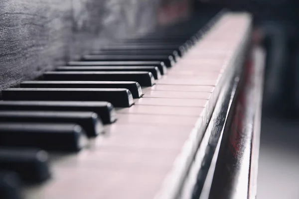 ビンテージ ピアノの鍵盤、クローズ アップ — ストック写真