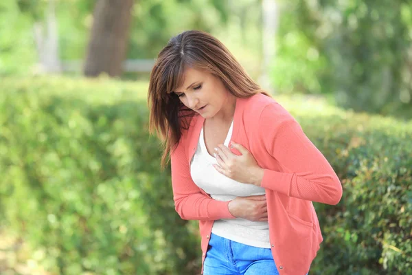 Wanita dewasa memiliki sakit hati di luar ruangan — Stok Foto