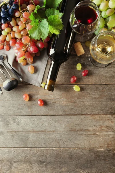 Komposition med vin och druvor — Stockfoto