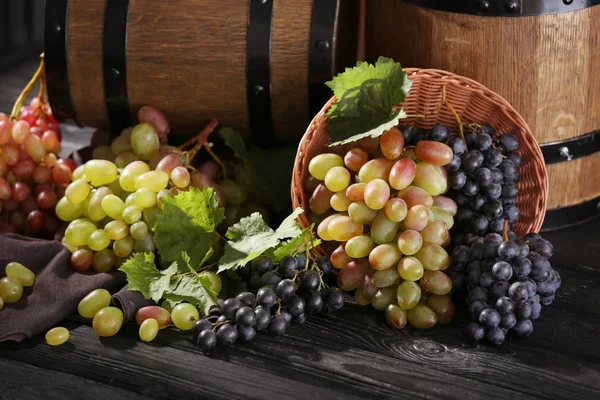 Composición con uvas frescas maduras sobre la mesa — Foto de Stock