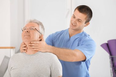 Fizyoterapist modern klinik kıdemli hasta ile çalışma