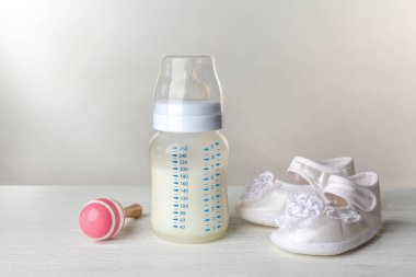 Bebek süt formülü ahşap masa üzerinde besleme şişe ile kompozisyon