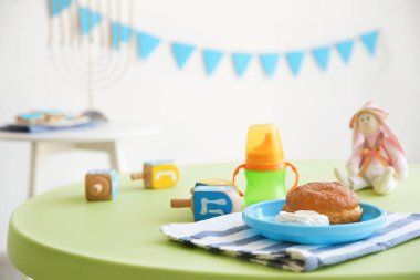 Geleneksel Hanukkah çörek ile plaka 