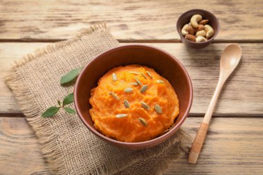 Tatlı patates püresi ile kase 