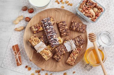 Mısır gevreği enerji çubukları ile ahşap tahta 