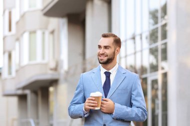 Şık takım elbise, açık havada yakışıklı adam
