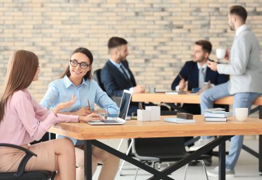 Takım genç yöneticilerin office projesinde tartışıyor