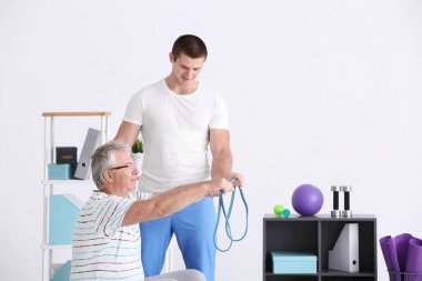 Fizyoterapist modern klinik kıdemli hasta ile çalışma