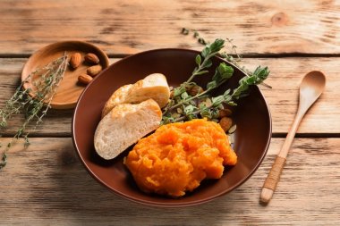 Plaka tatlı patates püresi ile 