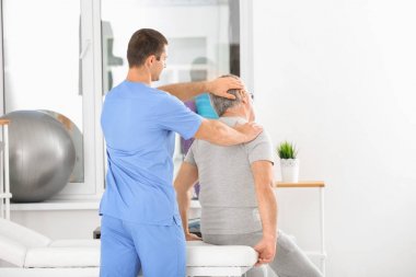 Fizyoterapist modern klinik kıdemli hasta ile çalışma