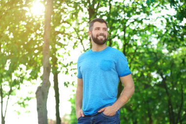 Yeşil park yakışıklı adam