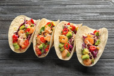 Lezzetli karides tacos ile sahibi 