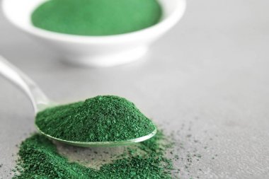 Spirulina tozu kaşıkla 