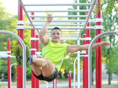 Sportif genç adam