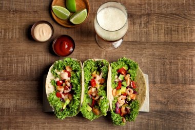 Lezzetli karides tacos ile sahibi 