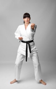 Genç kadın karate pratik 