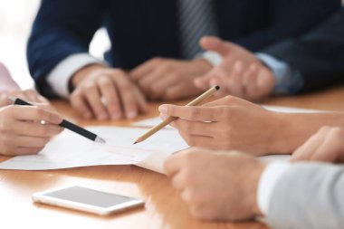 Takım genç yöneticilerin office projesinde tartışıyor