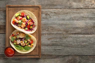 Kurulu ile lezzetli karides tacos 