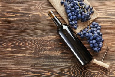 Taze olgun üzüm ve şarap şişe 